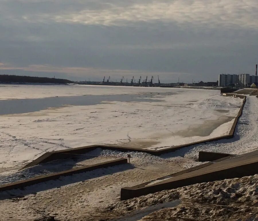 Воды оби в сургуте. Обь Нижневартовск. Ледоход на реке Обь. Ледоход на Оби Нижневартовск. Ледоход в Нижневартовске.