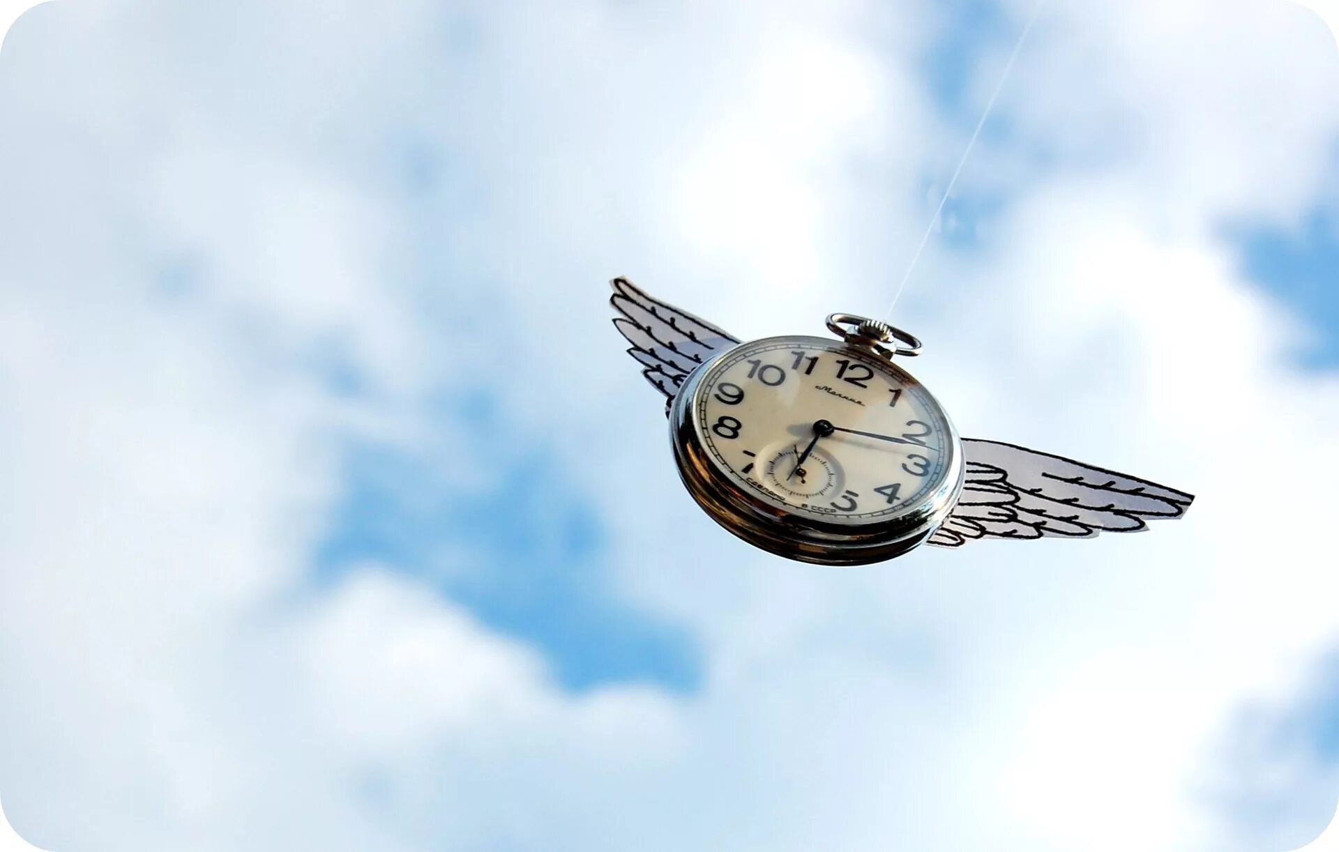 Время летать время жить. Часы летят. Часы в воздухе. Часы улетают. Летающие часы.