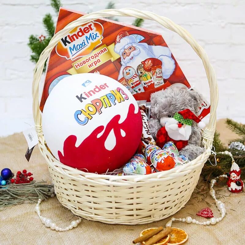 Сладкий подарок на новый год. Новогодние сладкие подарки. Сладкий набор киндер на новый год. Новогодние сладкие подарки. Сладкий подарок.