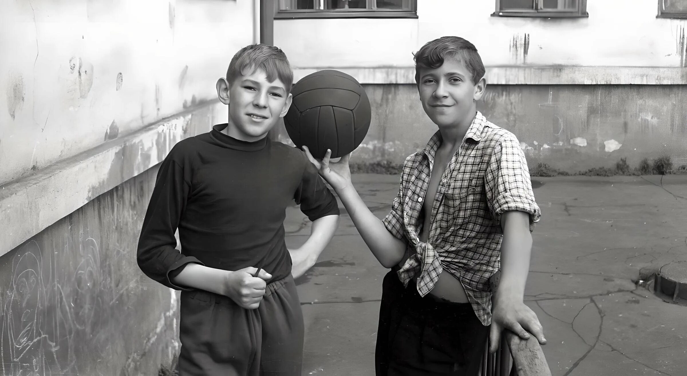 Советские мальчишки. Мальчик СССР. Советские дети во дворе. Мальчик из СССР. Дворовые люди это