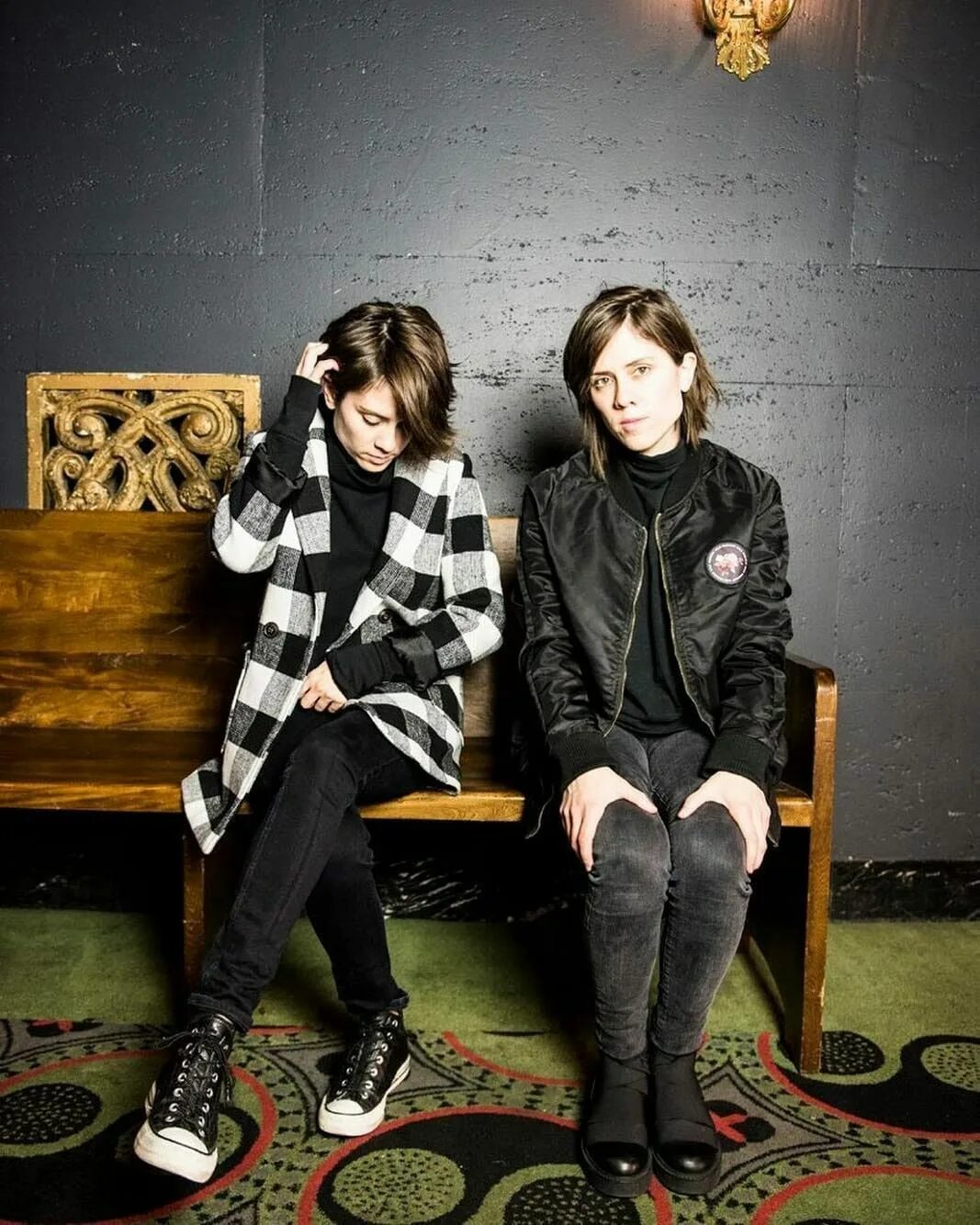 Him sarah and. Tegan and Sara. Tegan and Sara 2017. Tegan and Sara рост. Tegan and Sara мерч.