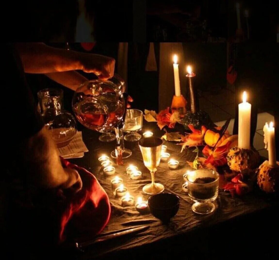 свеча на столе. волшебство новогодней ночи. святки. новогоднее чудо. лесная ведьма травница эстетика.