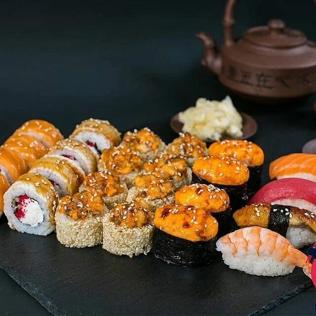 роллы. некрасова 31 абакан суши маркет. роллы с рыбой сверху. Sushi fix19 абакан. сумо суши абакан.