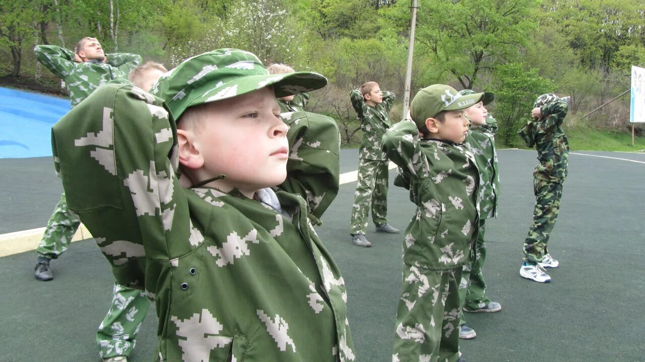 Детский спецназ. Спецназовец с ребенком. Военно патриотический костюм. Форма спецназа для детей.