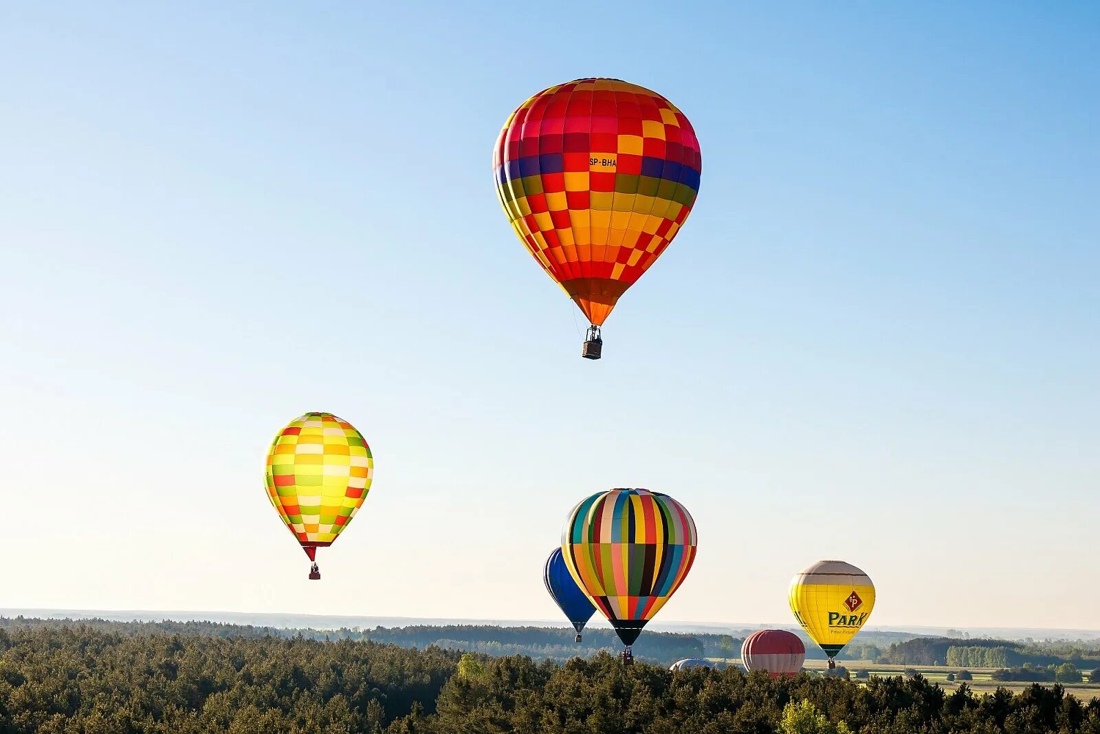 Flying balloon. Воздушный шар. Воздушный шар с корзиной. На воздушном шаре. Большой воздушный шар.