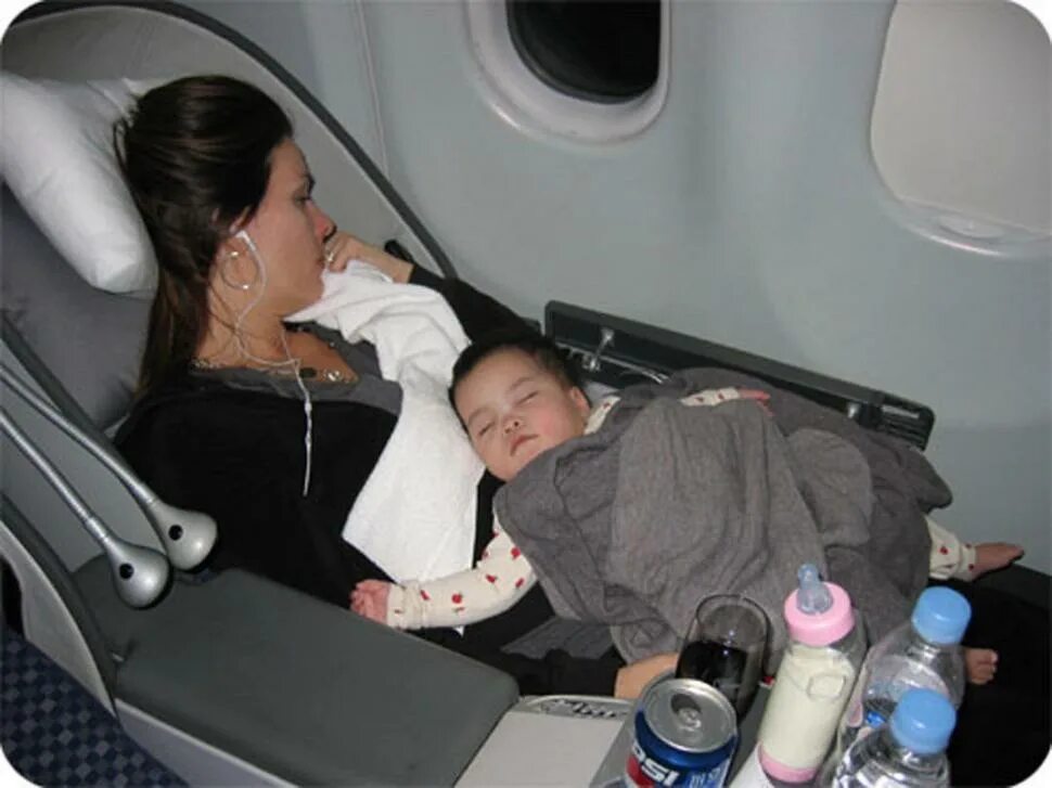 Ребенок в самолете со скольки лет. S7 люлька для новорожденных в самолете. Люлька в самолете с7. Люлька в самолете Азимут. Самолет для детей.