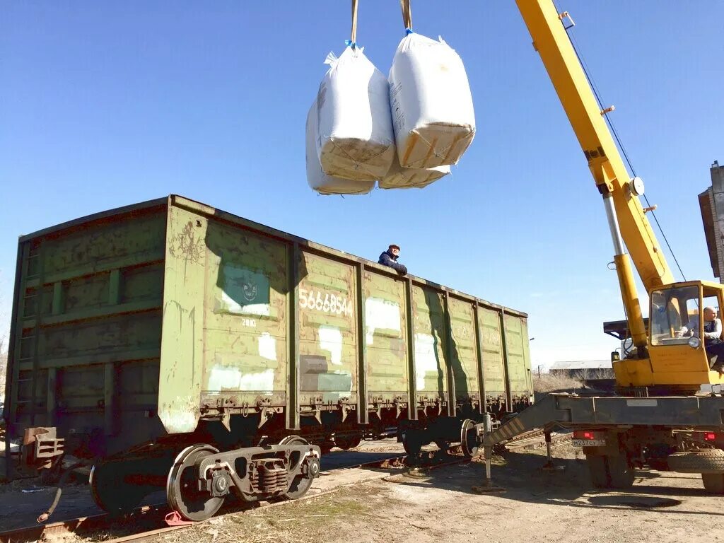 Разгрузочный вагон. Разгрузка крытых вагонов. Вагоны с щебнем. Вагон для сыпучих грузов. Выгрузка жд вагонов.