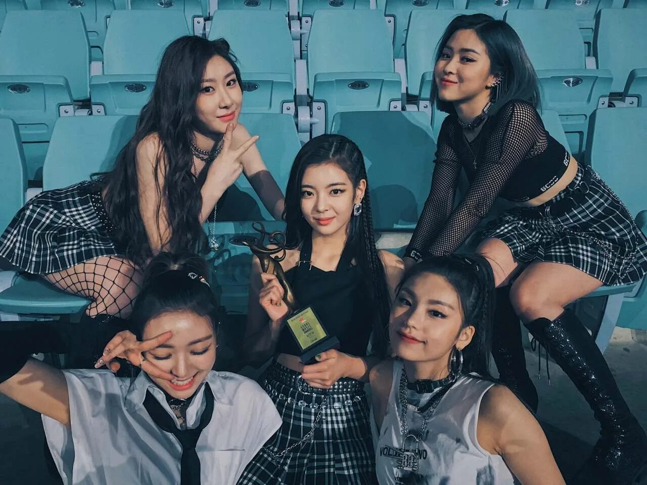 Лиа на концерте итзи. Kpop группа Itzy. Группа Itzy участницы. Группа Itzy 2021. Группа Itzy 2022.