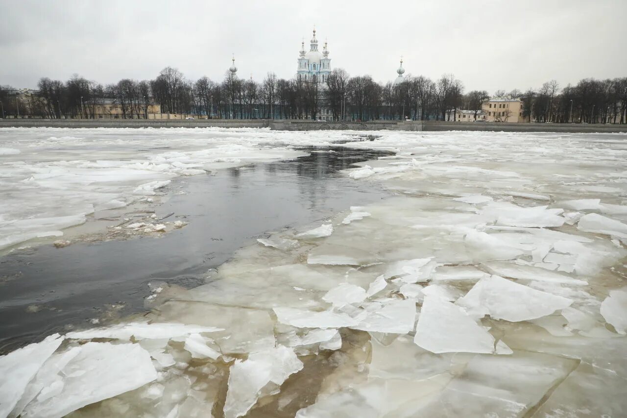 В каком городе снимали лед 3. Лед на неве. промер русел со льда под мостом. улица лед гача. платошино под мостом наледь фото.