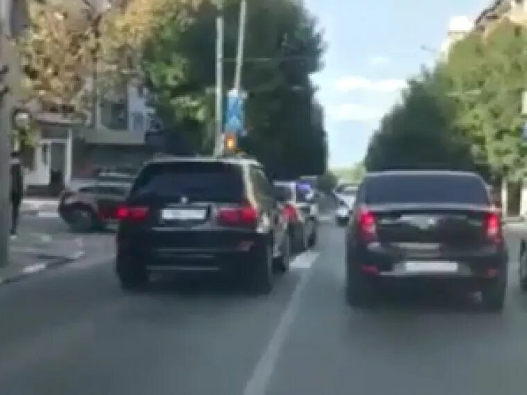 Кортеж андрей воробьёв. Кортеж губернатора. Кортеж андрея воробьева. Audi a8 кортеж. Кортеж губернатора.