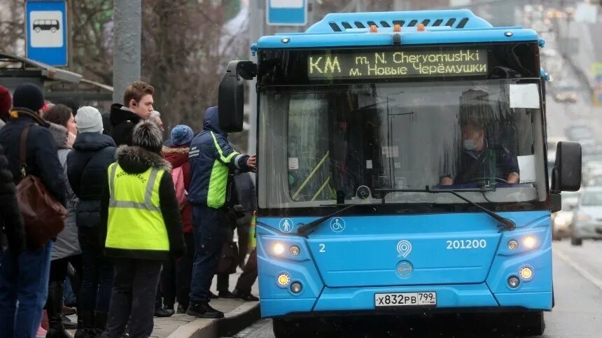 Мужчина в автобусе москва. Автобус с ногами. Окно автобуса. Автобус на ходу. Скандал в автобусе.