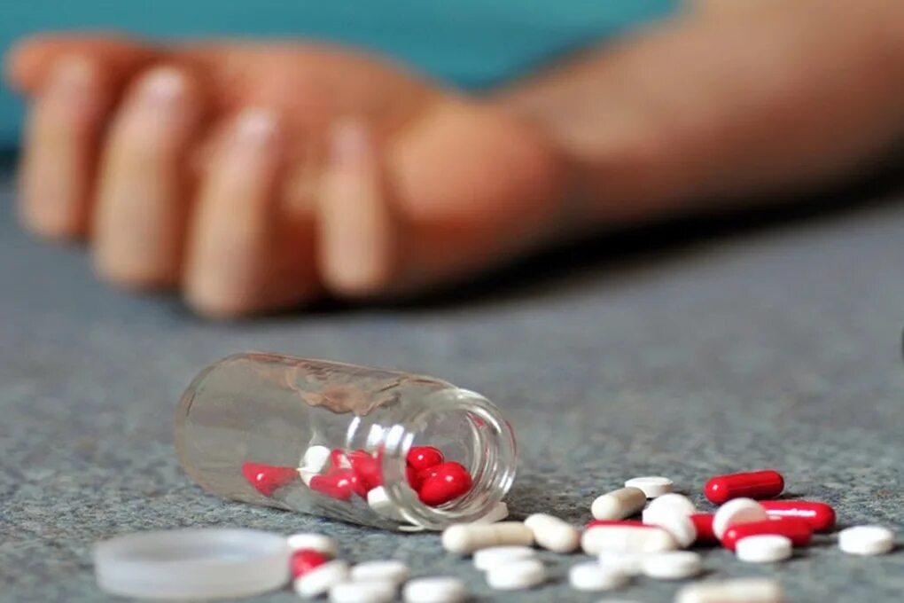 неприятен таблетка. пилюльки. отравление таблетками. красная таблетка. таблетки в руке.