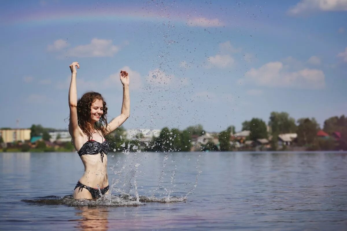 Девочка купается 18. Девушки купаются. девочки купаются в озере. девочки на озере. девушка купается в пруду.