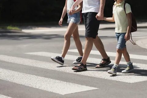 Перебежать через дорогу