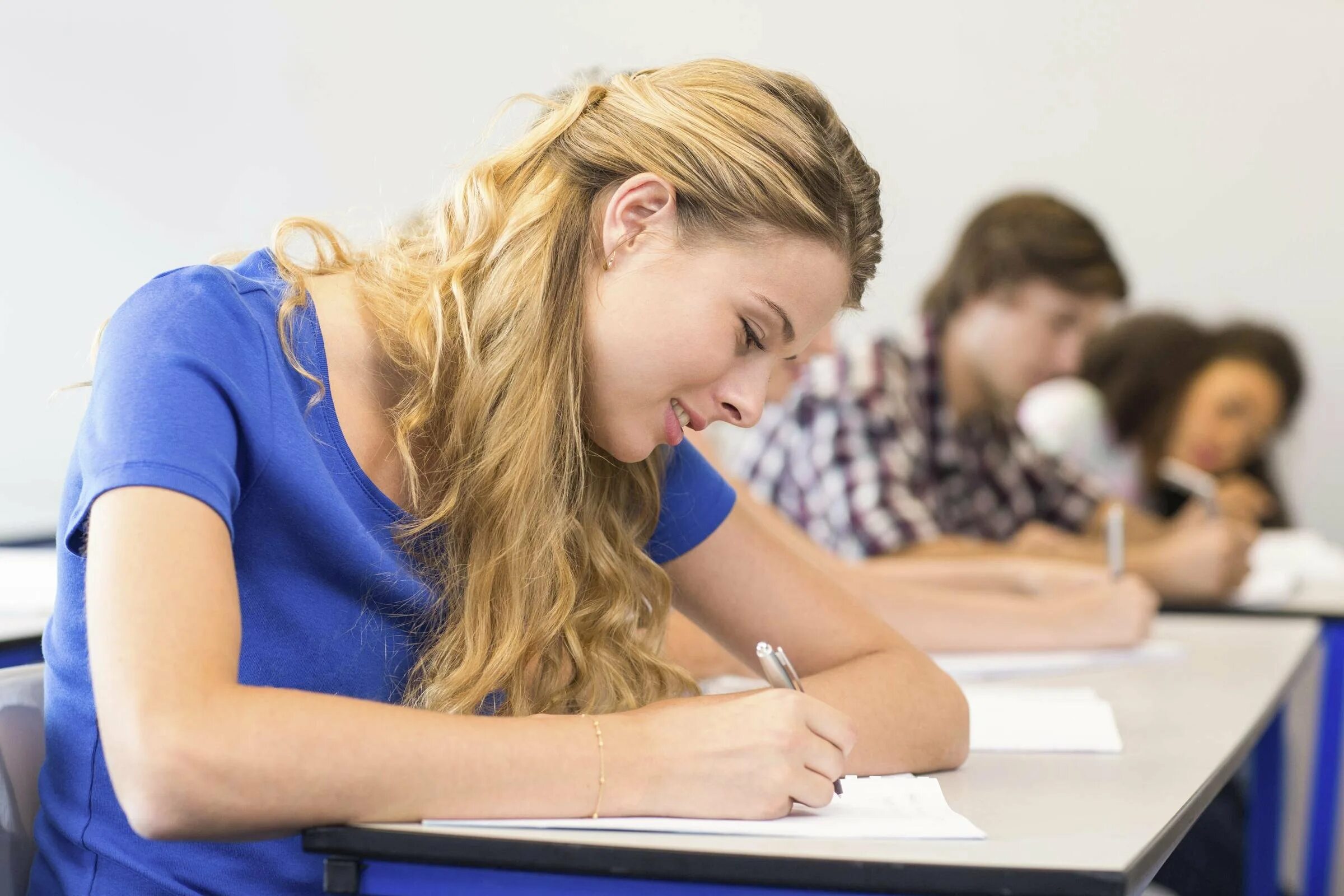 Student s test. Студент пишет. Девочка учится. Девушка решает тест. Студенты решают тест.