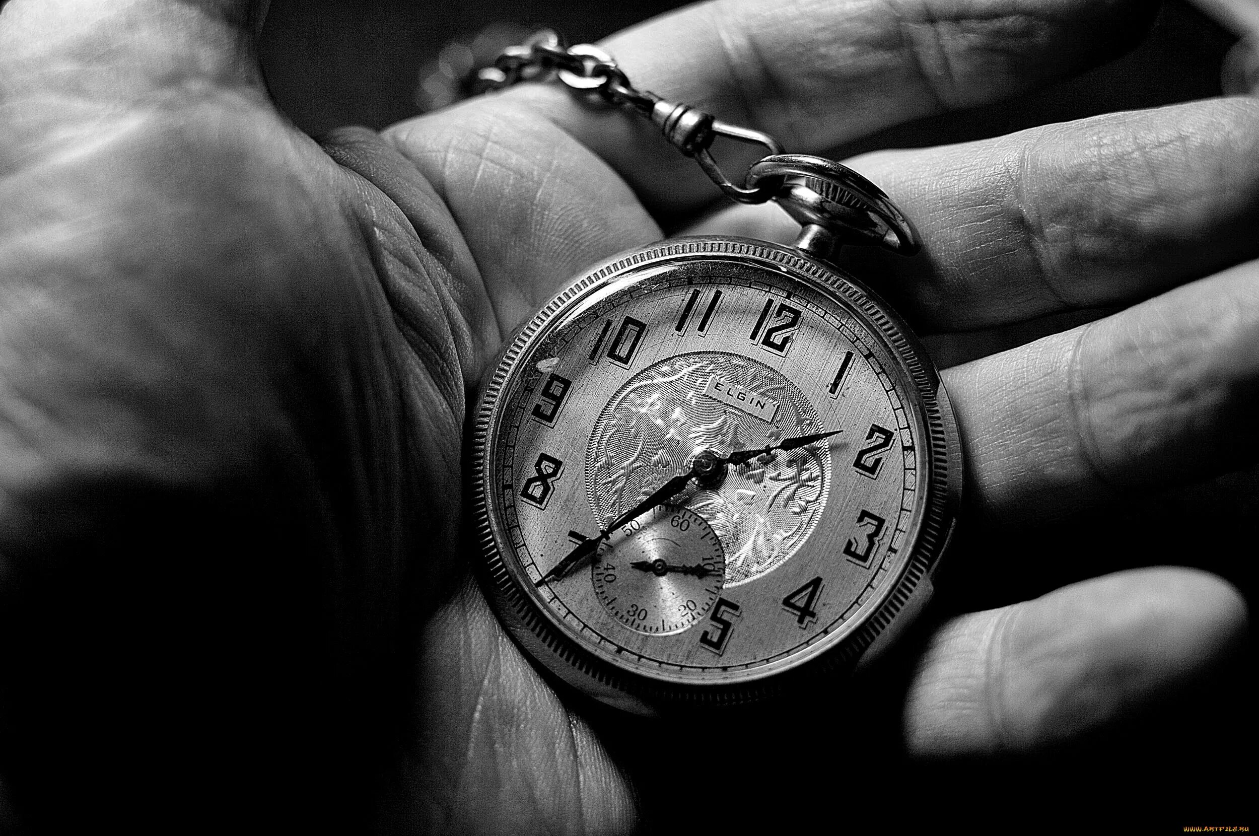Время ничего не дало. Карманные часы в руке. Старые часы на руку. Красивые высказывания о времени. Часы на цепочке.