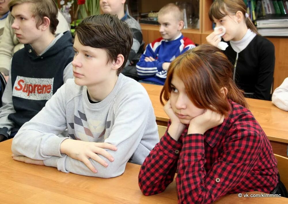 Ученики гимназии номер 1. Школьники за партой. Ученица в школе. Годовые оценки таблица. 1 класс гимназия.