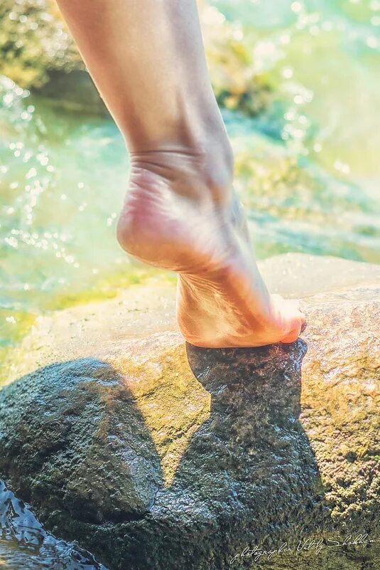 Мокрые ступни женщин. Мокрые ноги. Мокрые пятки. Мокрые стопы. Мокрые пятки.