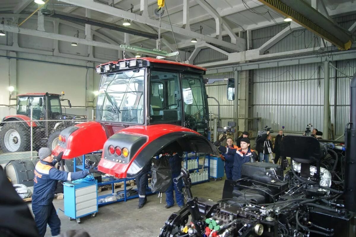 Джон дир сервис тюмень. Трактор сервис химки. Мастерская сельхозтехники. Диагностирование трактора джон дир. Т 40 с кабиной а1.