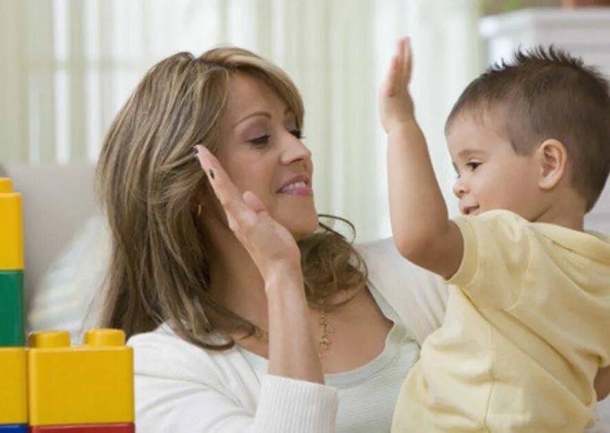 Отец и сын. Ребенок в семье. Дом для детей. Спокойствие в доме. Капризный ребенок.