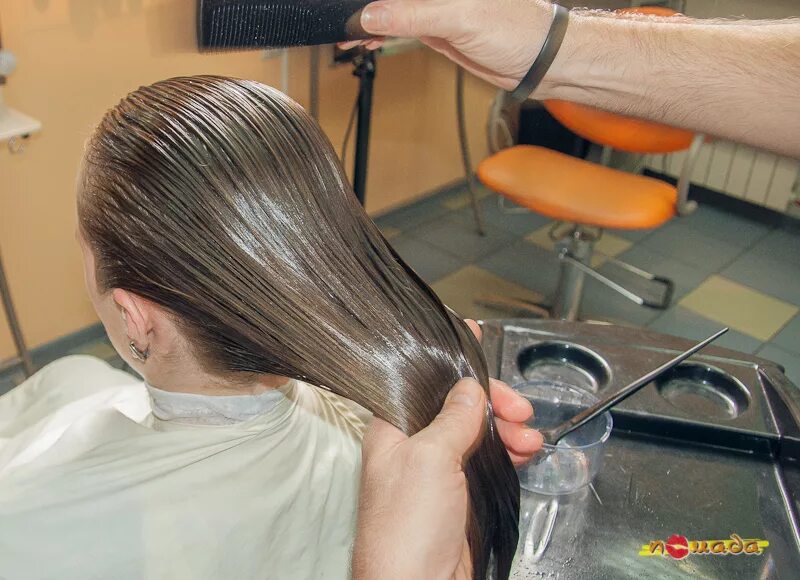 Восстановление волос обучение. Технология выполнения выпрямления волос. Кератин для волос в парикмахерской. Кератиновое выпрямление волос. Нанесение кератина.