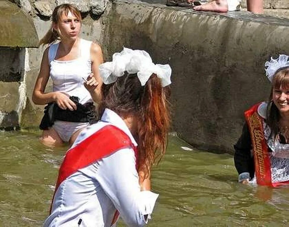 девушки на выпускном. училку после выпускного. училку после выпускного. после выпускного. пьяные выпускники.