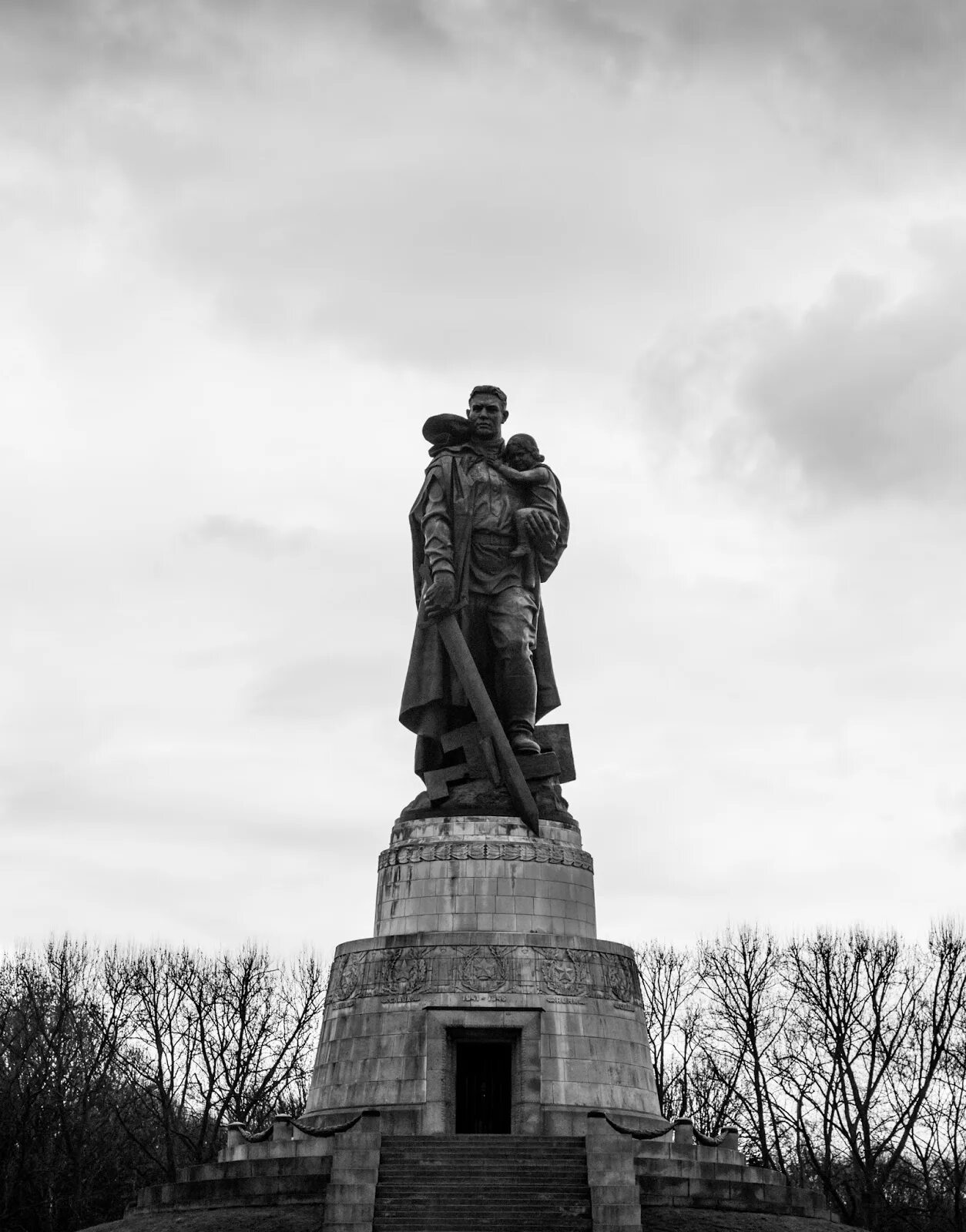 В каком городе воин освободитель установлен. Вучетич. «воин-освободитель». трептов-парк, берлин. памятник советскому воину-освободителю в берлине. воин освободитель трептов парк. трептов парк памятник воину освободителю.