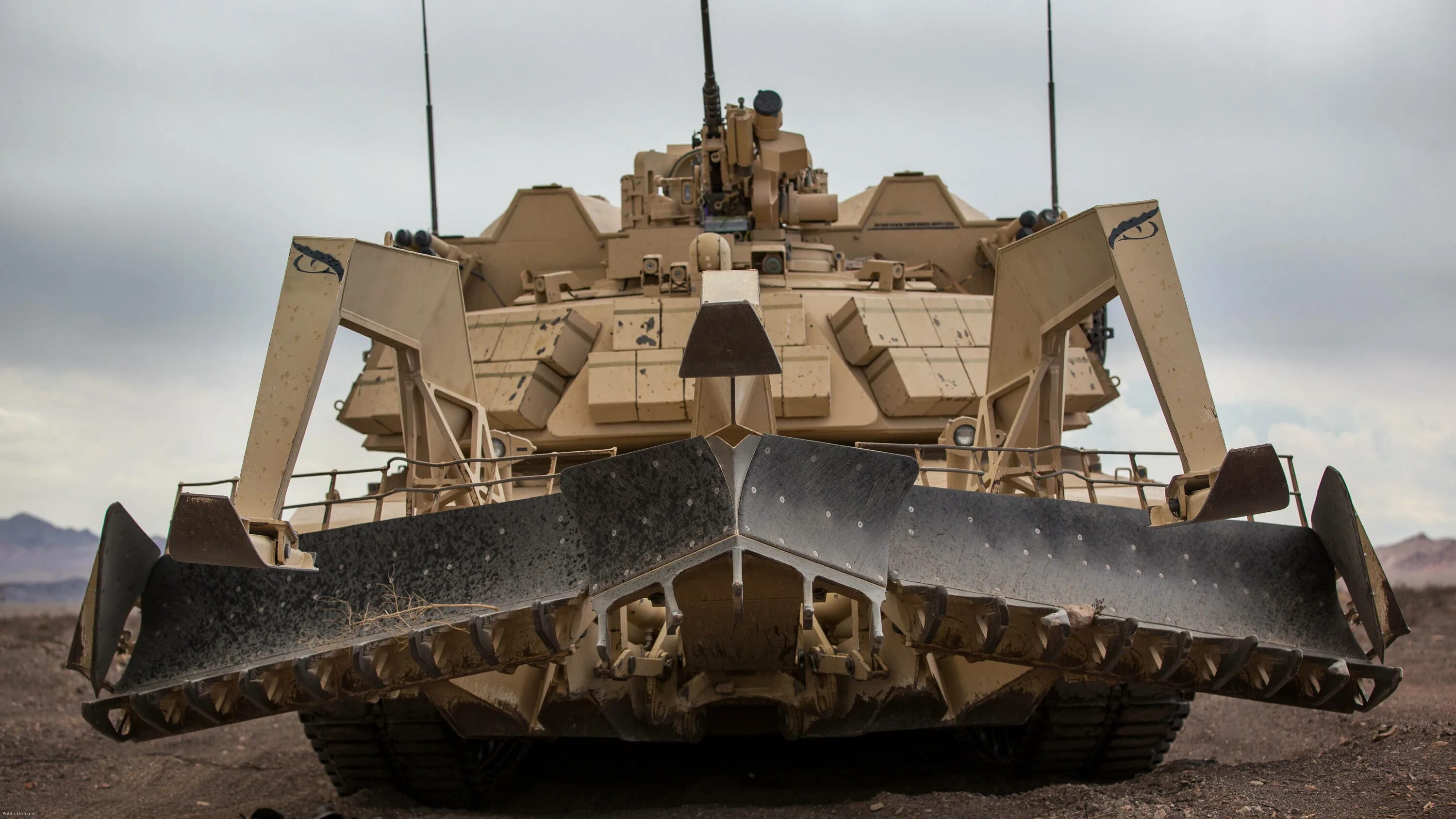 Машина разминирования m1 assault breacher vehicle. M1150 abv. Инженерная машина m1150 abv. M1 assault breacher vehicle. Бронемашина m1150.