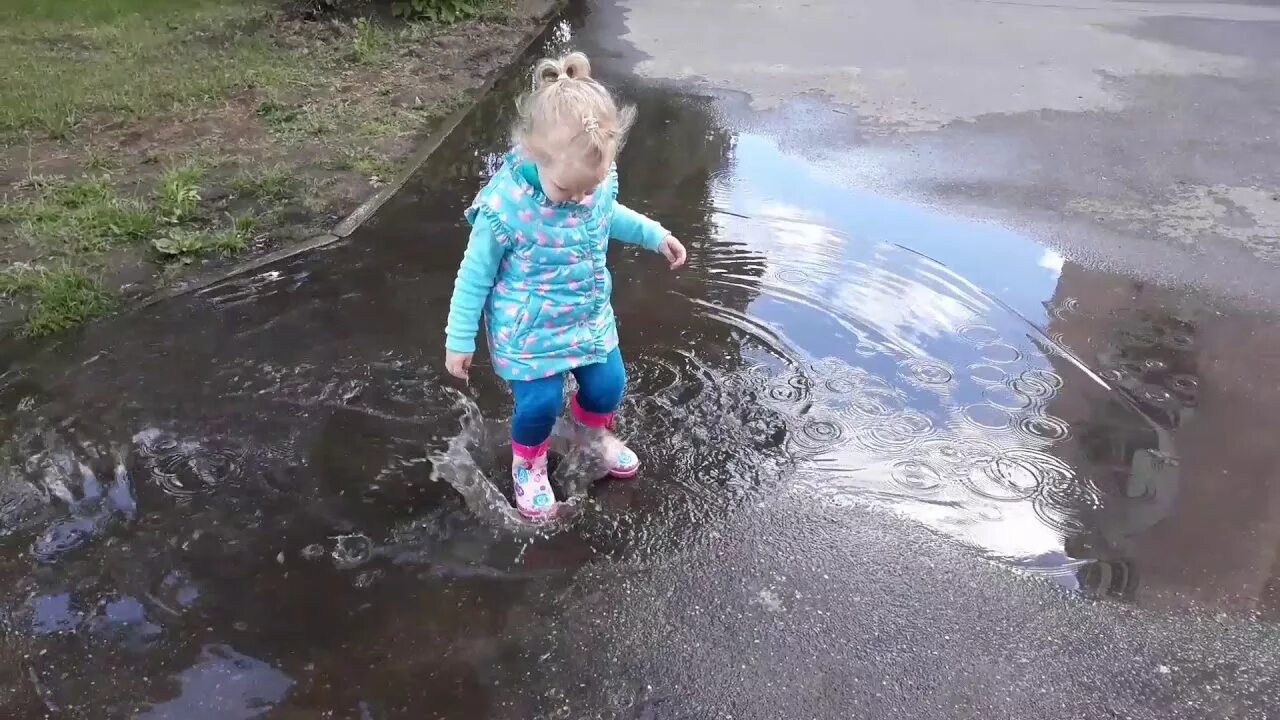 Мальчик в луже. Ребенок прыгает в луже. Прыгать по лужам. Девочка около лужи. Детская песня по лужам