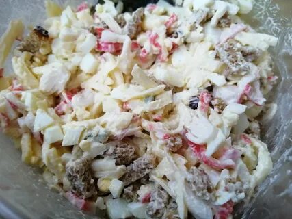Салат с крабовыми палочками помидорами сыром яйцами