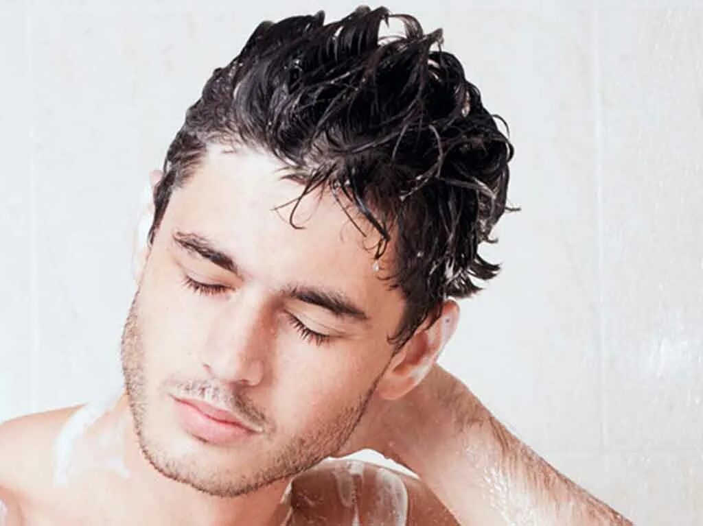 Мокрые волосы мужчины. Парень с мокрыми волосами. Мокрые волосы у мужчин. Влажные волосы парень. Мокрые волосы прическа мужская.