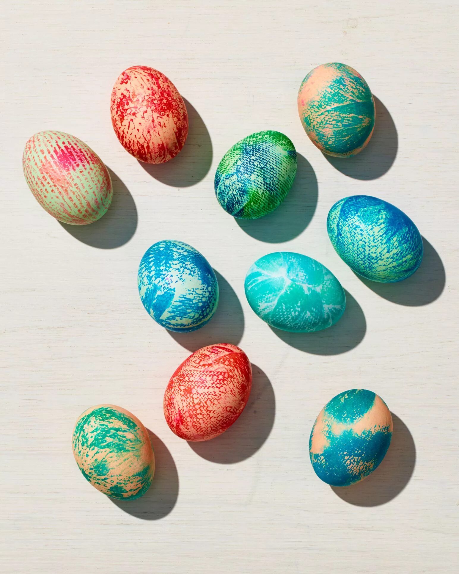 Какими цветами красить яйца. Оригинальное окрашивание яиц. Необычное окрашивание яиц. Креативное окрашивание яиц на Пасху. Окрашенные яйца.