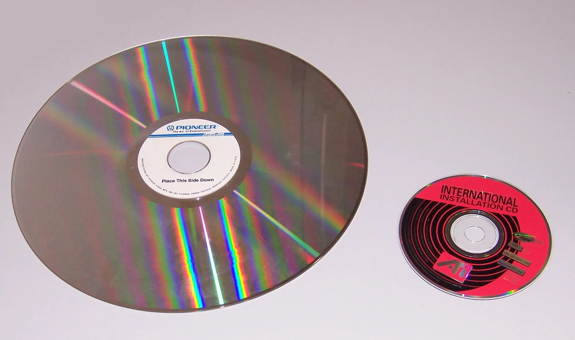 Лазерный диск в каком году. Laserdisc и компакт диск. laserdisc ld. лазерный диск. компакт диск лазер.