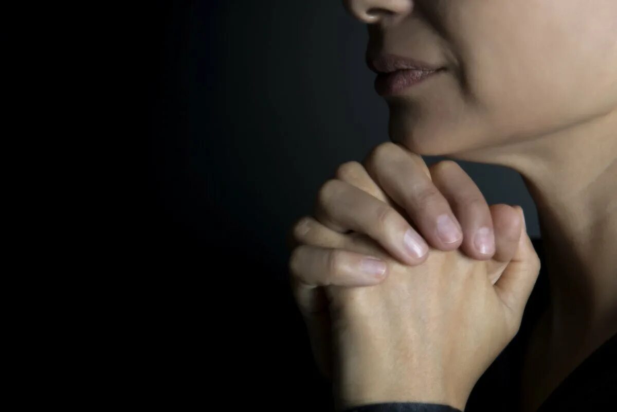 Женщина просит поглубже. Женщина молится. Женская рука. Руки молящегося. Сложенные ладони.