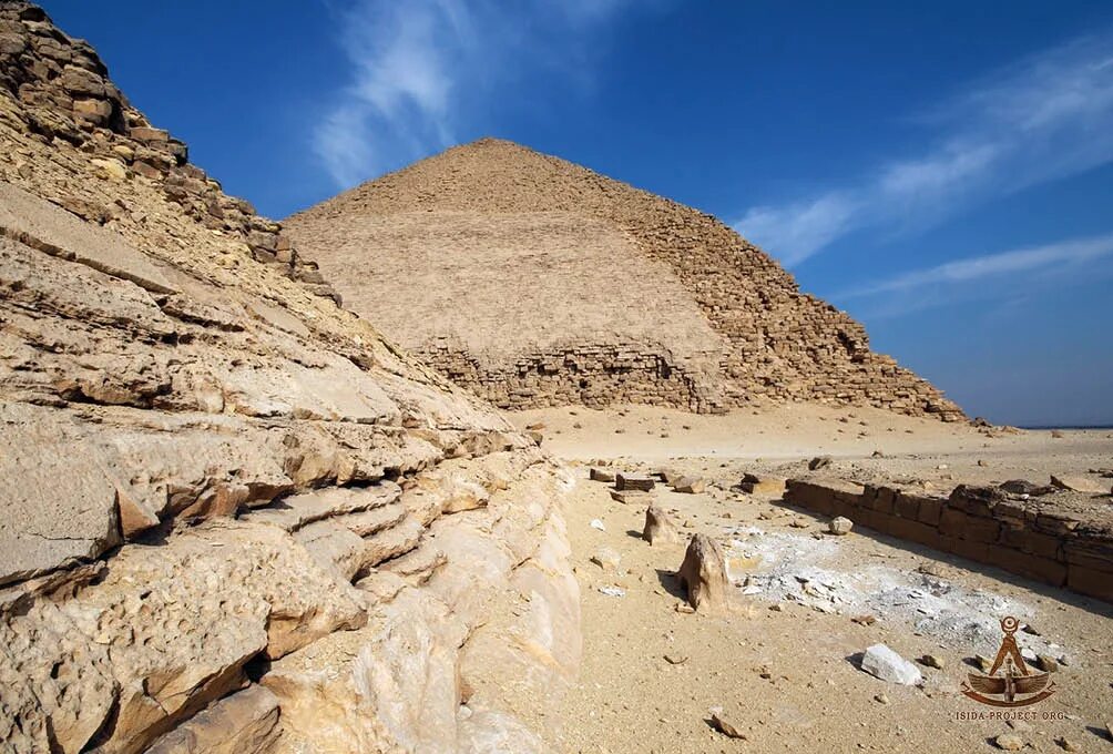 Ломаная пирамида в дахшуре. Ломаная пирамида в дахшуре. Пирамида снофру в дашуре. Пирамида снофру в дахшуре. Ломаная пирамида египет.