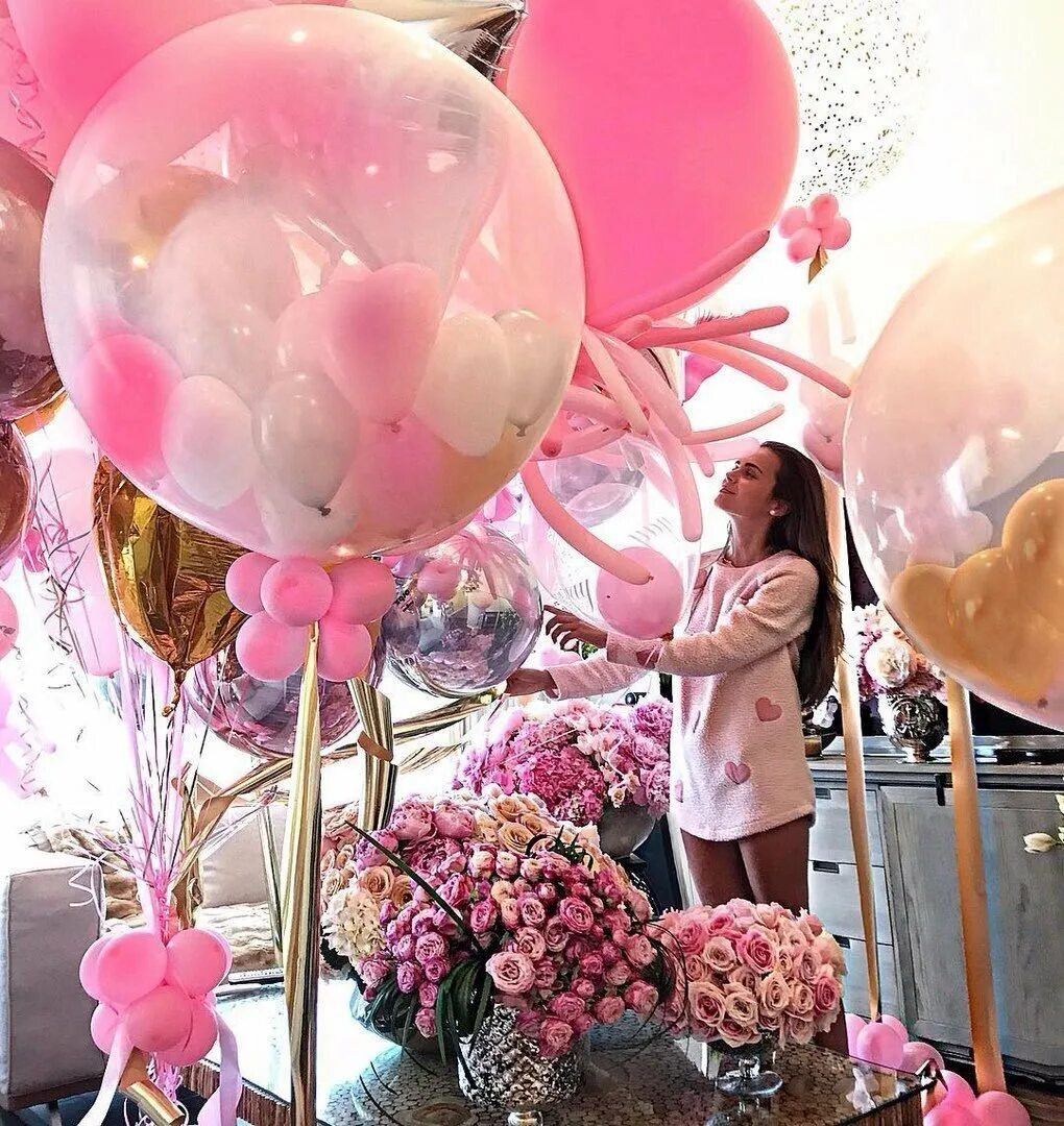 С днем рождения девушке с шарами. Красивые шары на день рождения. Шары на др девочке. Цветы с воздушными шарами. Шарики цвета.