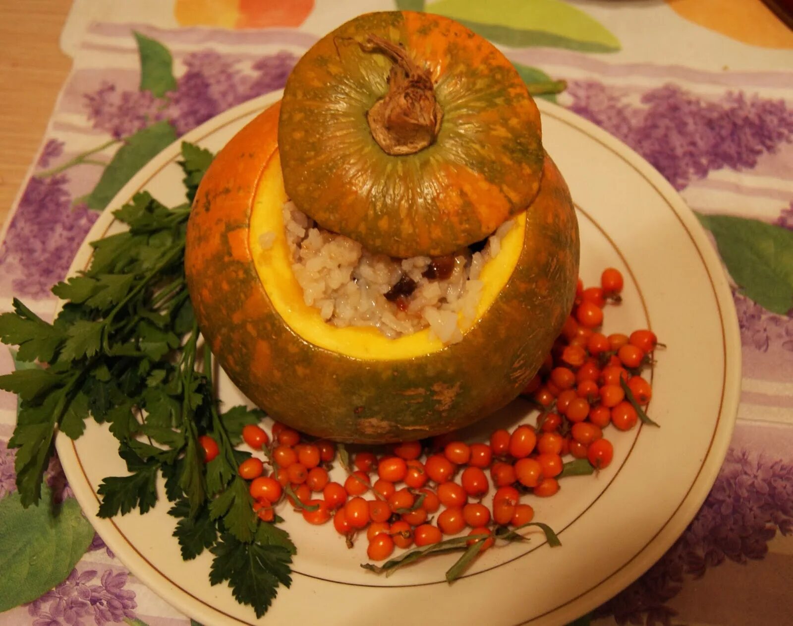 Запеченная тыква в духовке целиком с начинкой. Фаршированная тыква Акорн. Тыква фаршированная фаршем. Фаршированная тыква с рисом. Тыква в духовке целиком фаршированная.