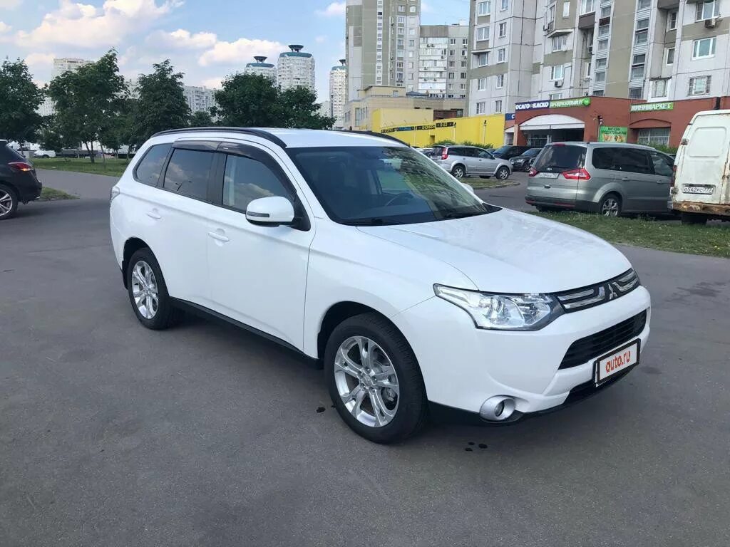 Аутлендер 3 года выпуска. Mitsubishi Outlander 2013 белый. Митсубиси Аутлендер 2013 белый. Mitsubishi Outlander 3 2012. Митсубиши Аутлендер 2012 белый.