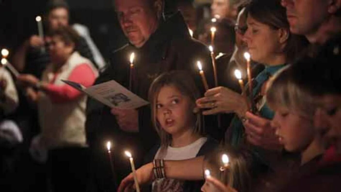 Рождество семья храм. Нужно ли на рождество идти в церковь. Люди на рождество в храме. Люди на службе в храме. Богослужение на рождество.