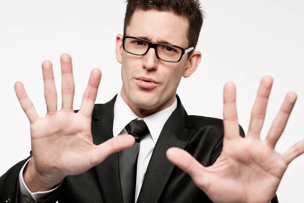 Человек показывает жест. Человек с перекрещенными руками. Жест запрета. Жест стой. Рука символ.