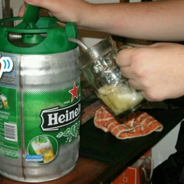 как открыть бочонок. бочонок пива хайнекен. ключ квб для бочек. как открыть 5 литровый бочонок пива. как правильно открывать банку пива.