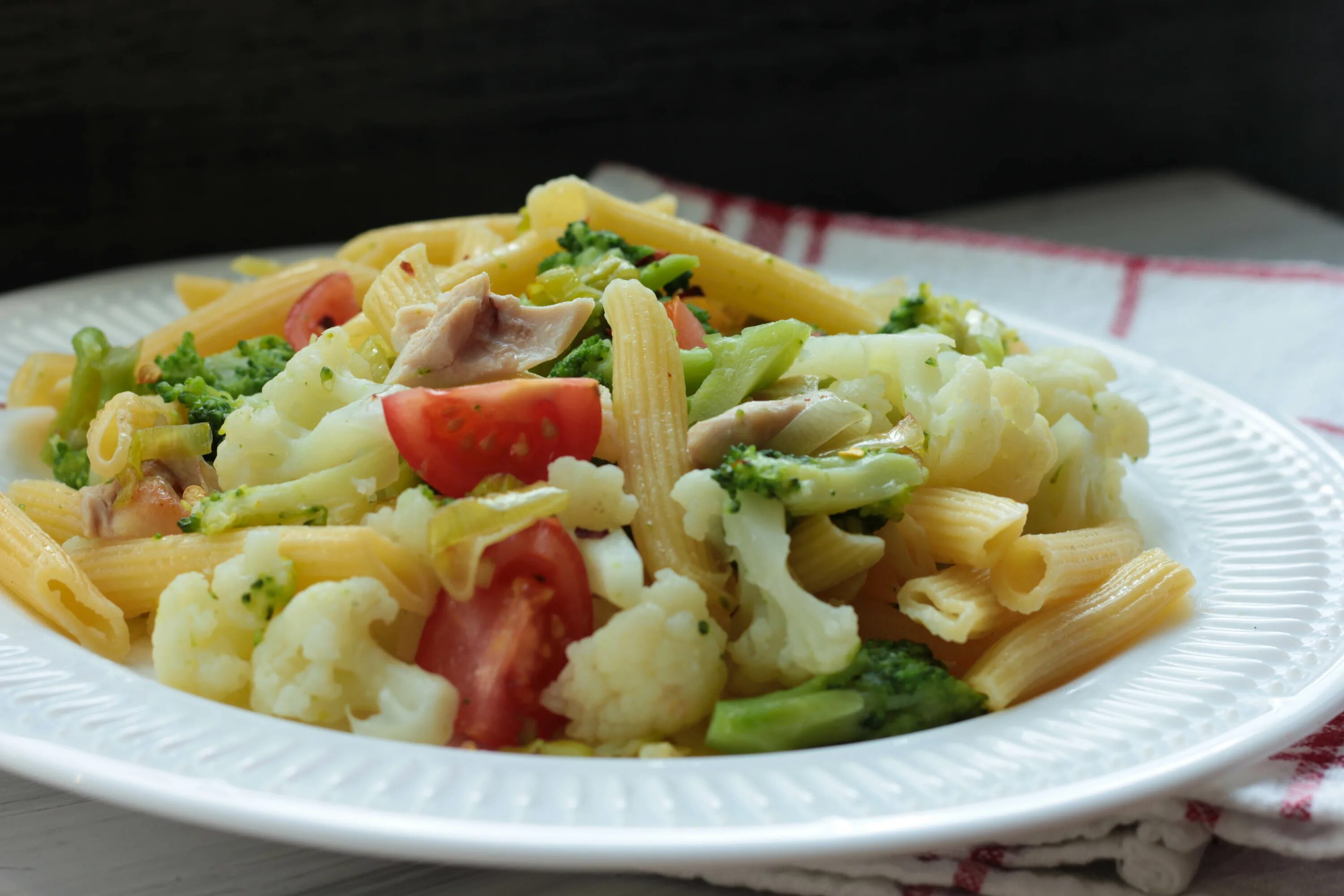 Паста с курицей и капустой. Фетучини с грибами и ветчиной иль патио. Пенне с грибами. Пенне формаджо. Желудки с вермишелью.