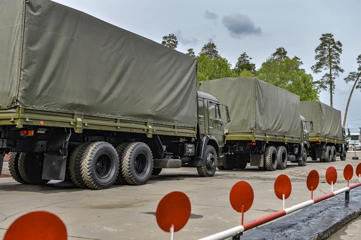 Водителю военного автомобиля. Военные автомобильные войска. Воинские части автомобильных войск. Армия автомобильные войска. Военный водитель.