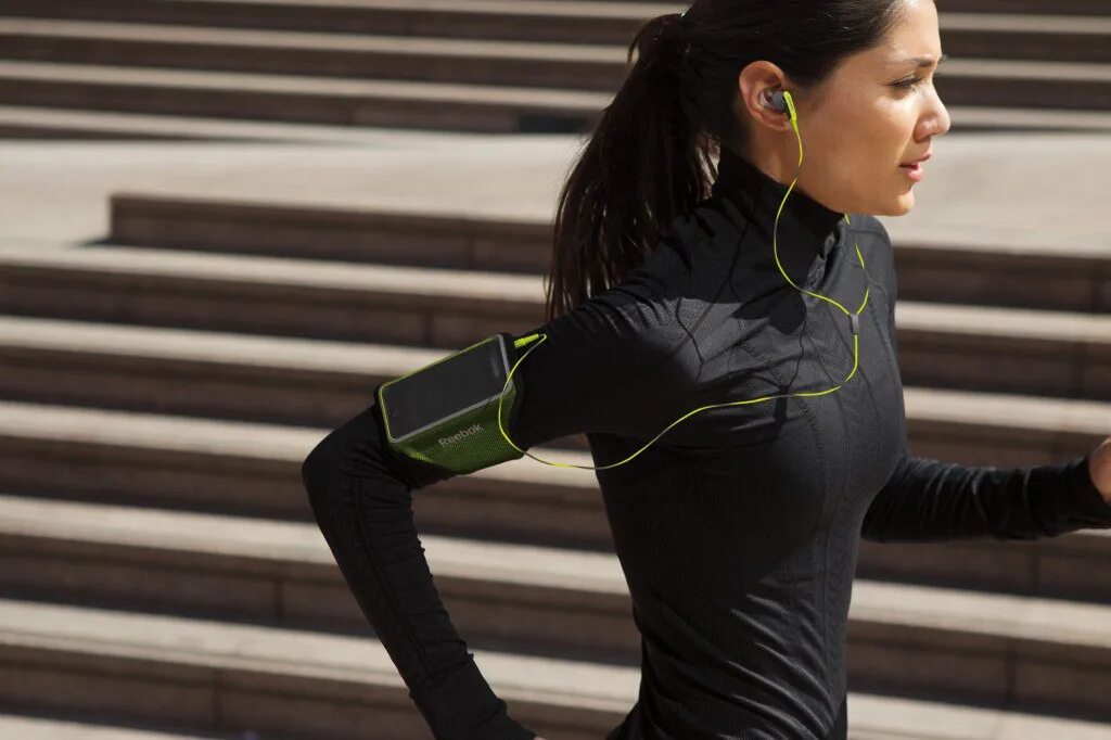 Песни для фитнеса. Тренировка в наушниках. Фитнес в наушниках. Музыка для фитнеса без слов. Латино аэробика.