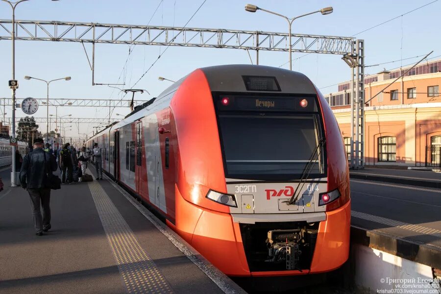 Электричка ласточка санкт-петербург. Поезд «ласточка» 812я печоры-псковские — санкт-петербург. Псков вокзал ласточка. Ласточка псков санкт петербург вокзал. Балтийский вокзал санкт-петербург.