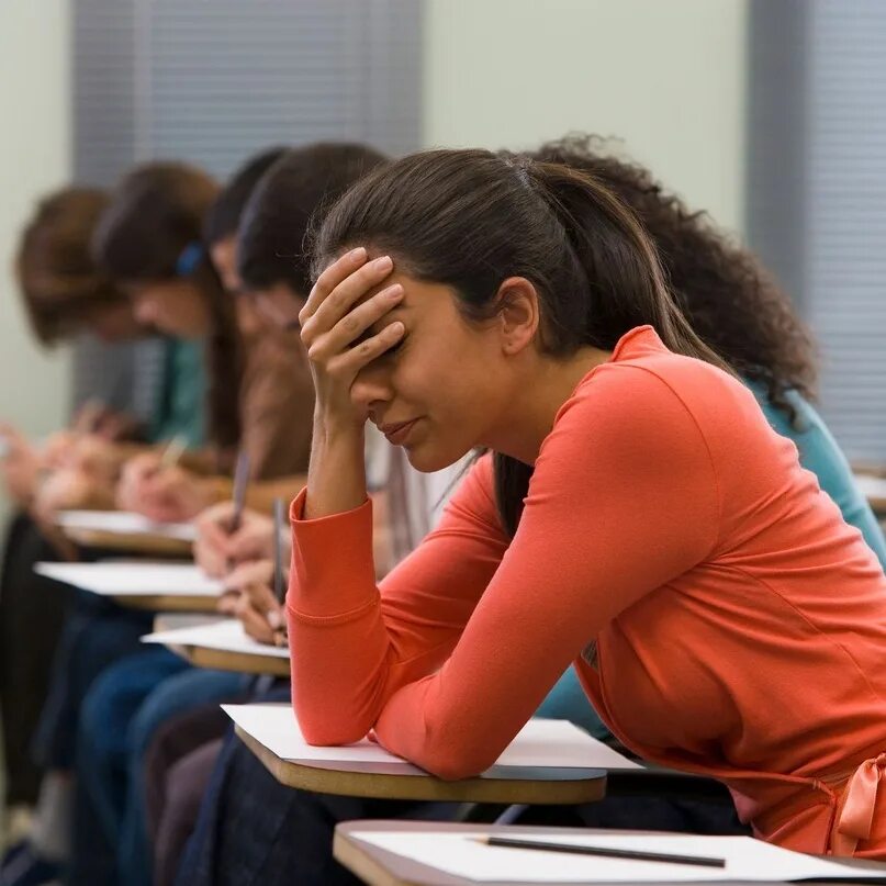 She study for her exams. Студент плачет. Студент скучает. Взрослый человек за партой. Студент скучает на уроках.