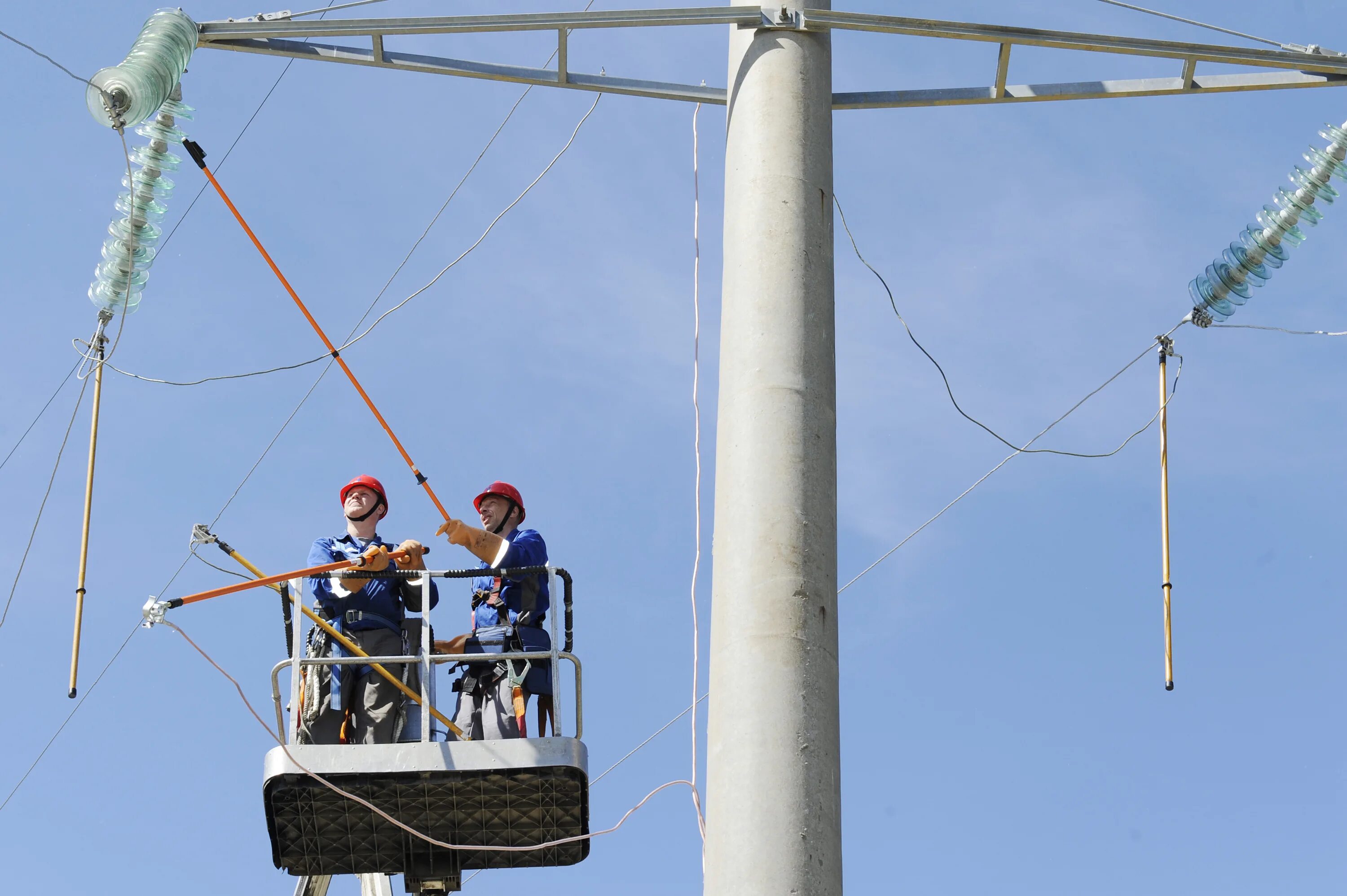 энергетик профессия. вышкомонтажник электромонтер. электромонтер воздушных линий. электромонтажник по кабельным сетям. электромонтер-линейщик вл 10кв.