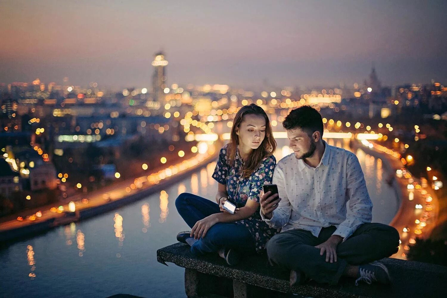 Тем вечером мы встретились. Love story фотосессия. Парочки на фоне города. Влюбленные пары в городе. Фотосессия на фоне ночного города.