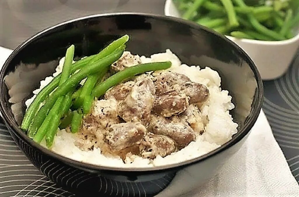 Тушеные сердечки куриные со сметаной. Куриные сердечки тушеные в сметане. куриные сердечки в сметанном соусе. куриные сердечки с рисом в сметане. сердечки тушеные в сметане.