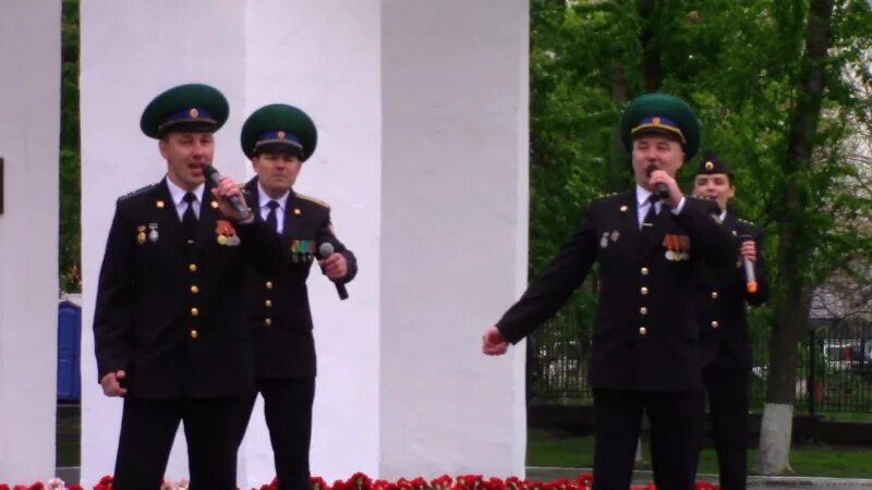 Пограничникам зеленые погоны. Зеленые погоны пограничников. Гимн пограничников зелёные погоны. Пограничники погоны на плече. А на плечах зеленые погоны.